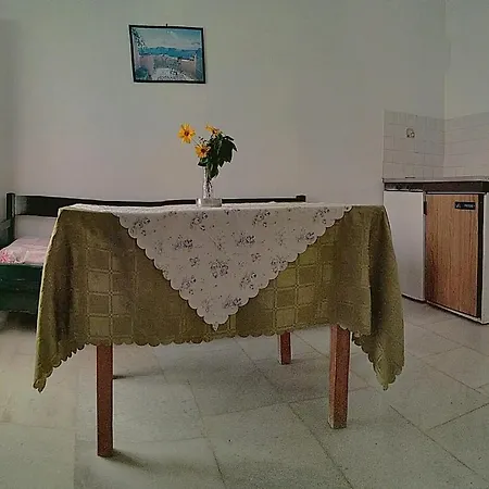 Chrisanthi Apartment *